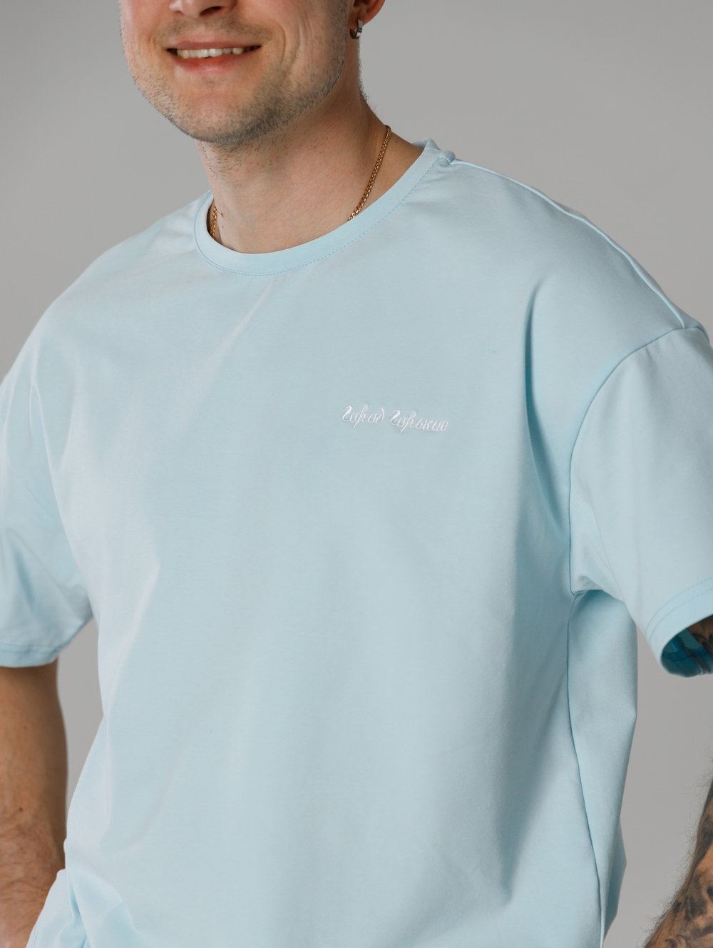 Футболка Город Горький с вышивкой голубая