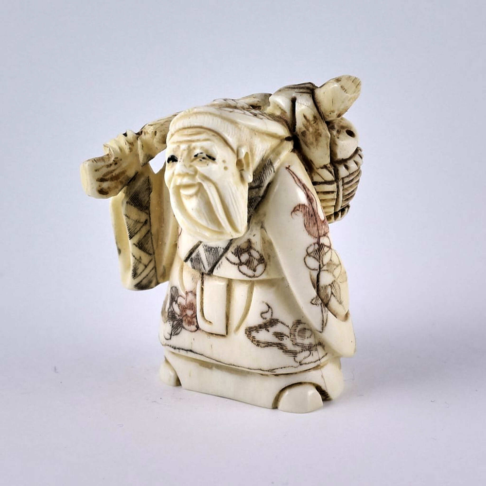 Нэцкэ Дзюродзин с корзиной рыбы через плечо