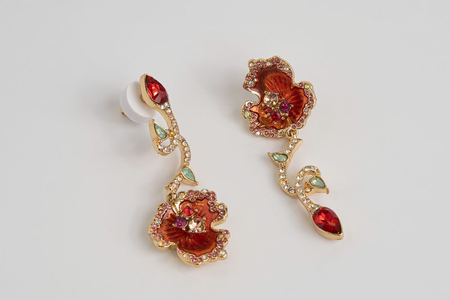 Винтажные ассиметричные серьги-пусеты Betsey Johnson с подвесками с растительными мотивами