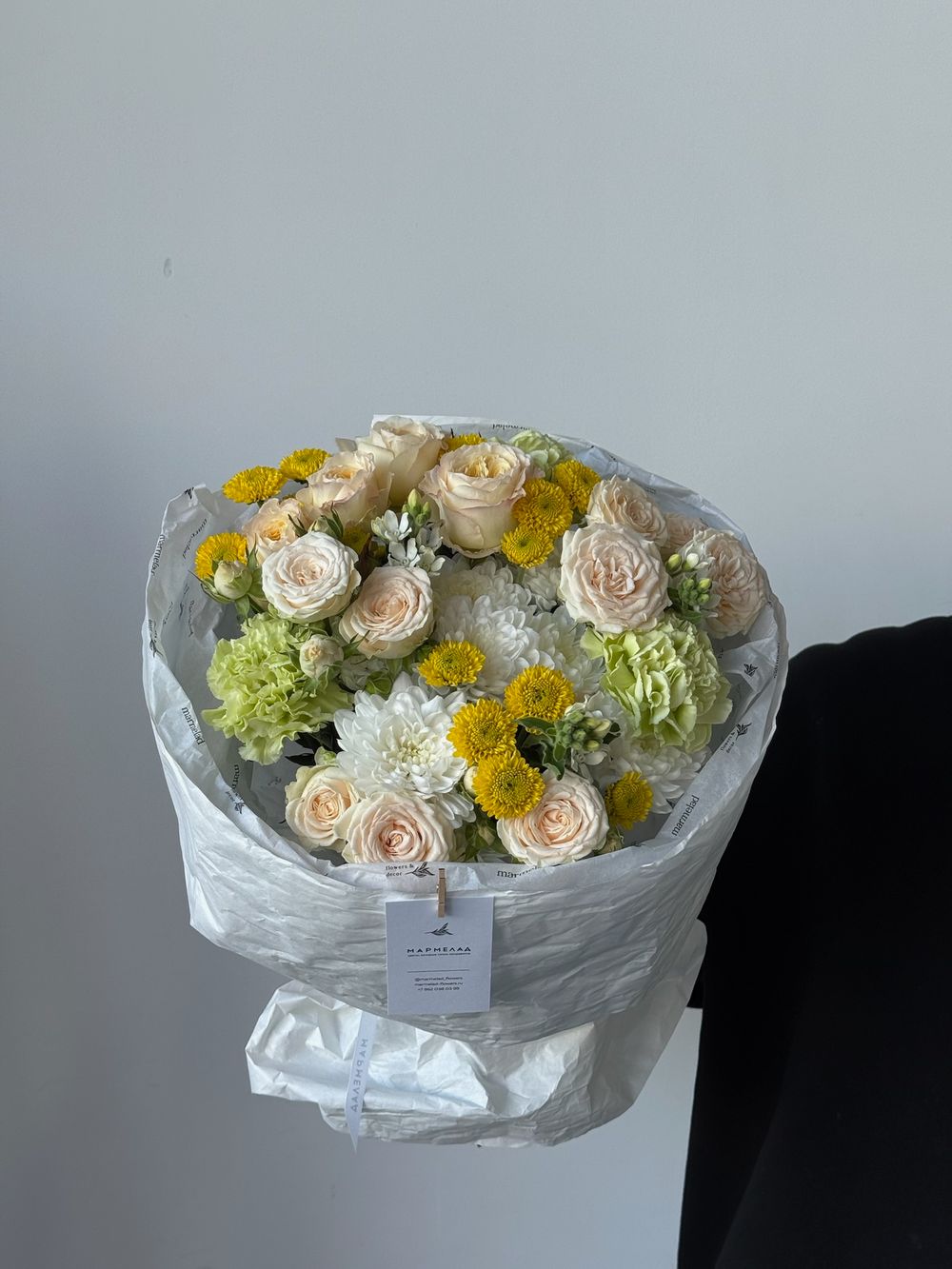 Букет из кустовых пионовидных роз, хризантемы, диантусов и оксипеталума