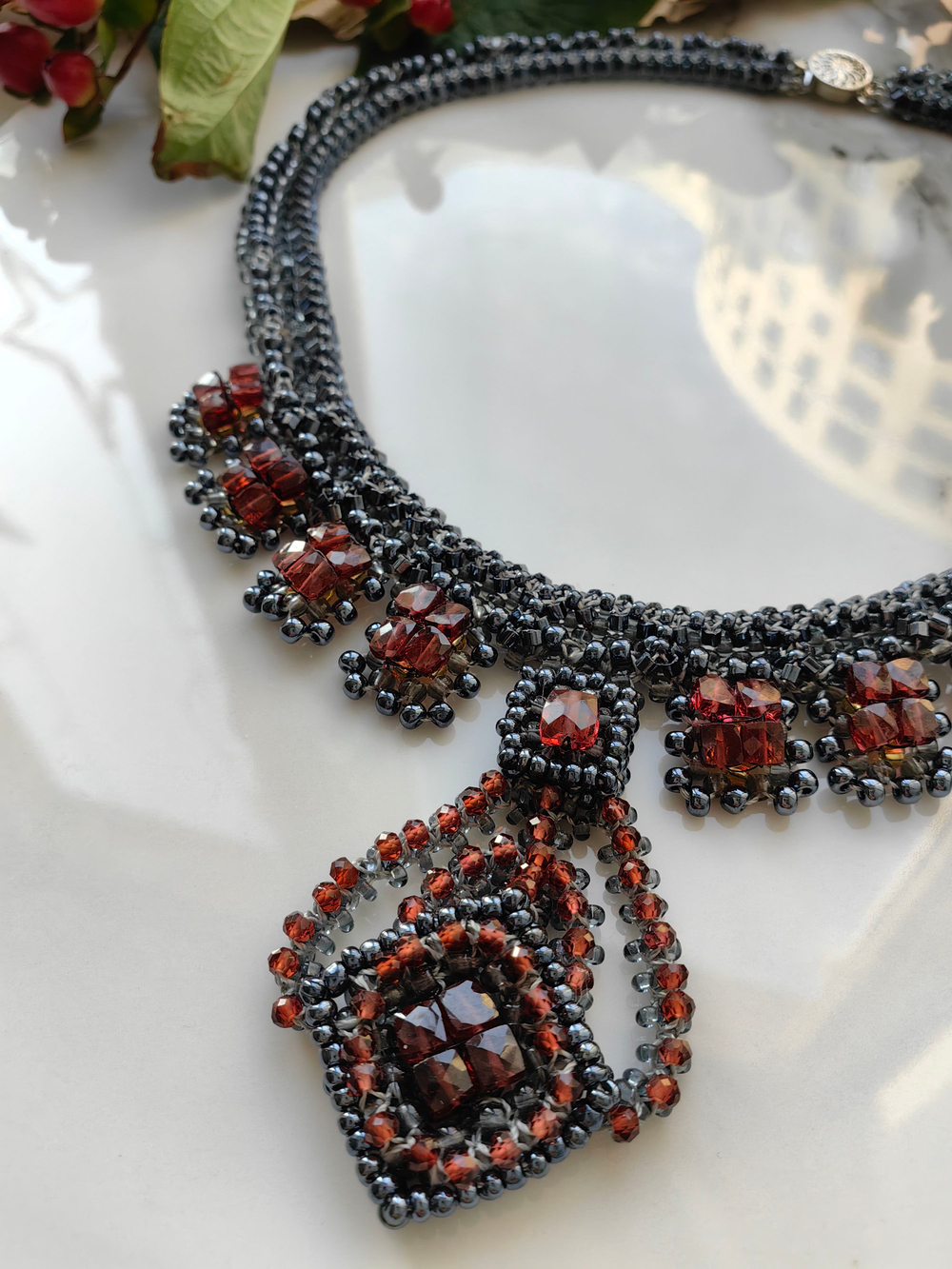 Колье "Лира" ручной работы из бисера с камнем гранат (гессонит)