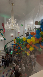 Сброс 500 воздушных шаров из сетки