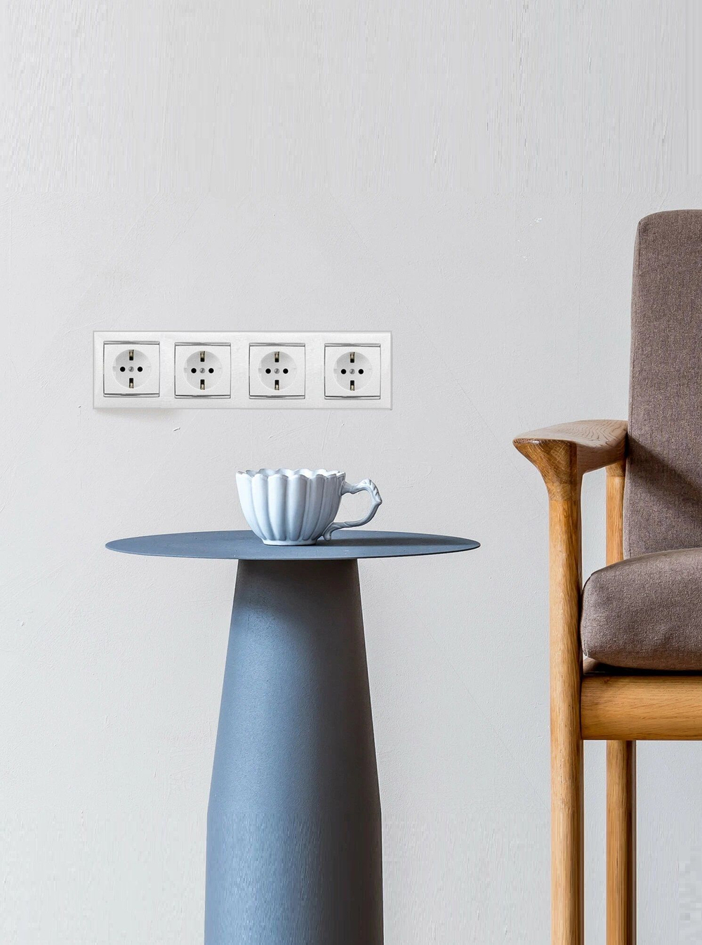 Legrand розетка 4420 с рамкой 4 белая