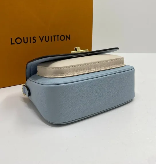 Сумка Louis Vuitton Lockme Tender голубой