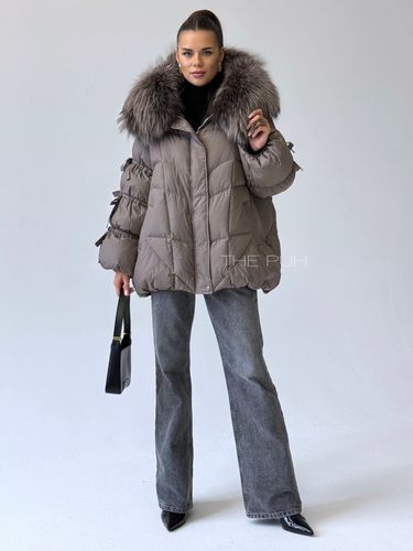 Пуховик в цвете капучино с мехом енота и завязками на рукавах