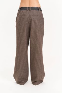 Брюки в полоску с кожаным поясом, коричневые