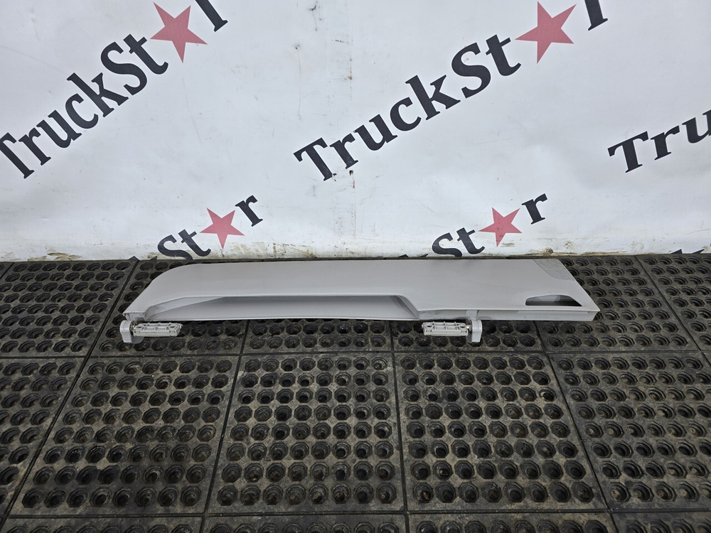 Козырек солнцезащитный правый