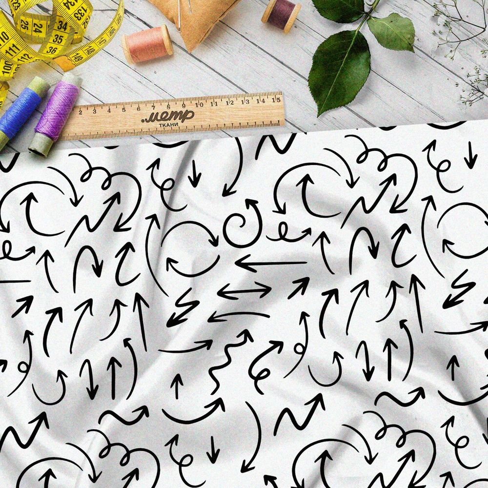 Ткань кулирная гладь чёрные стрелки на бежевом фоне