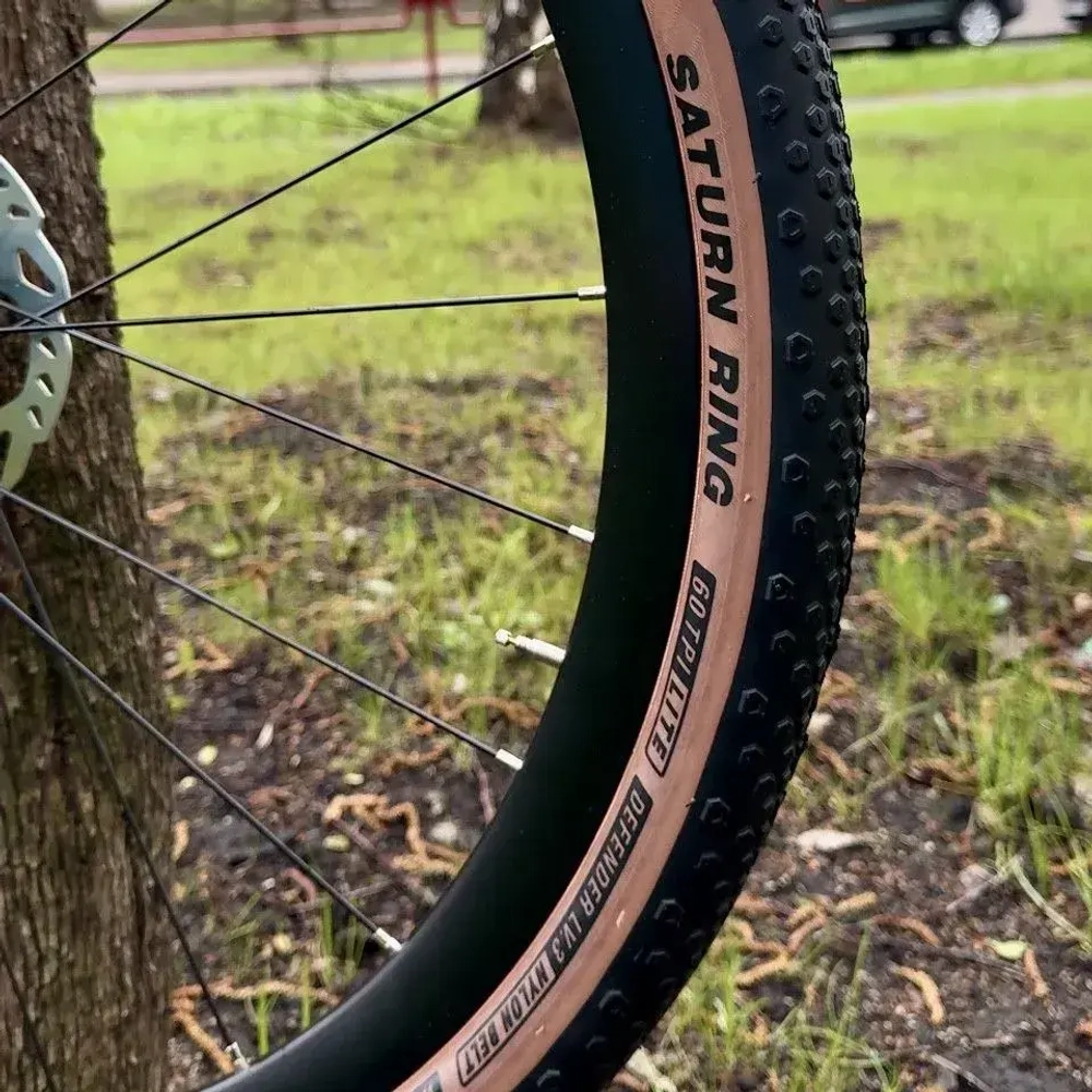 Покрышка для велосипеда 28" Blackone Saturn Ring 700 x 42c (44-622 ) черная с коричневой боковиной, металлический корд