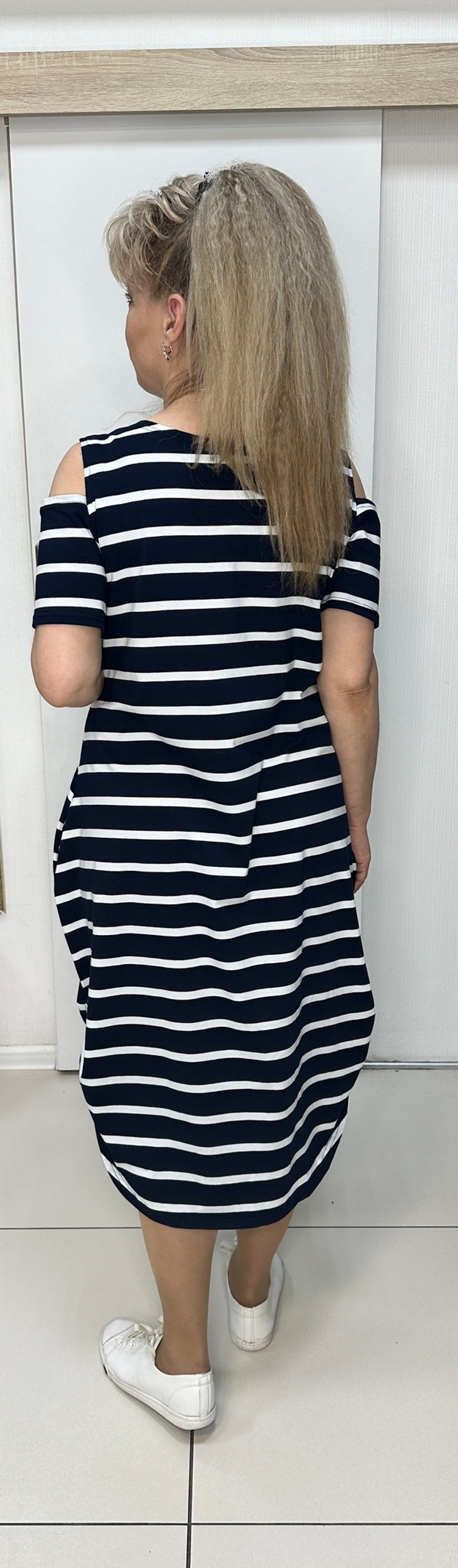 Трикотажное платье в полоску с вынутыми плечиками на большие размеры