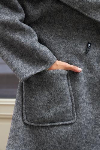 Укороченное пальто с шарфом в сером цвете