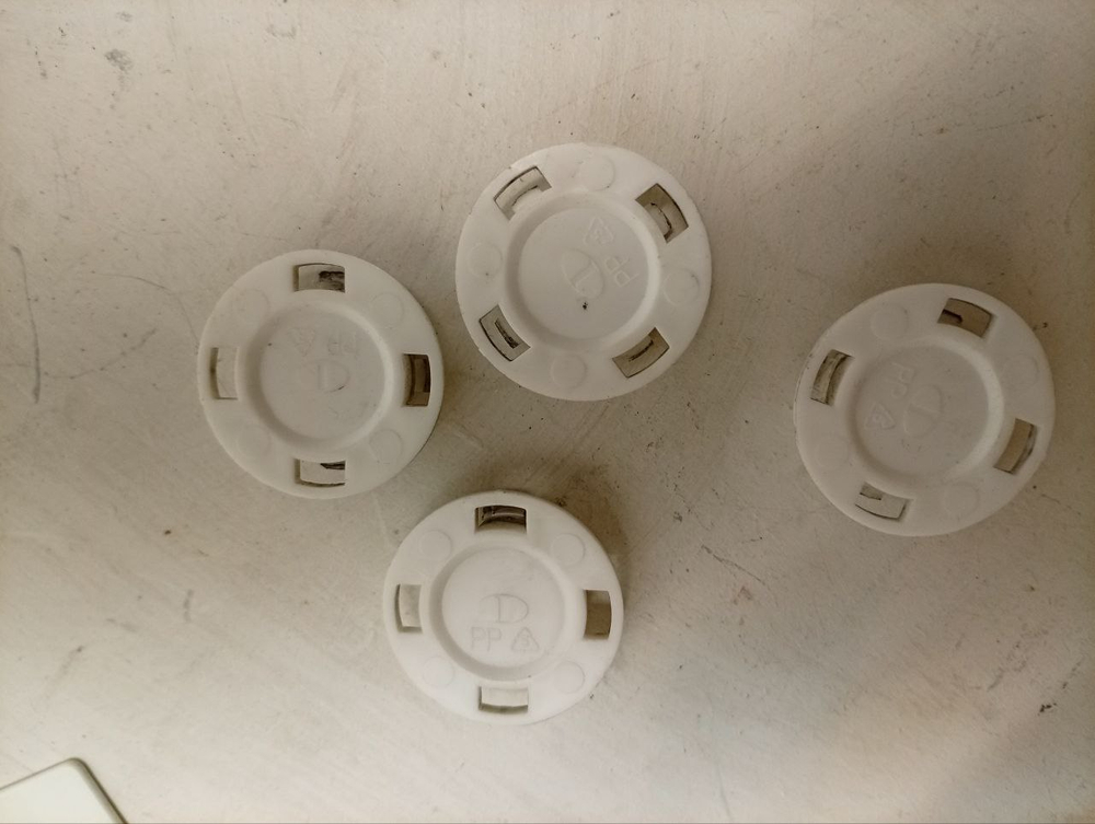 VMUF501B кт19 Пластиковый крепеж, защёлки и заглушки для стиральной машины Hotpoint-Ariston б/у