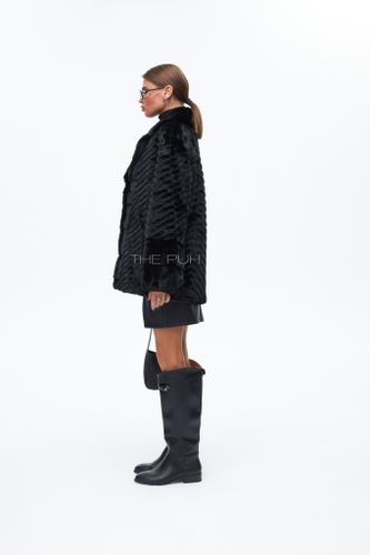 Короткая шуба из эко-меха в черном цвете