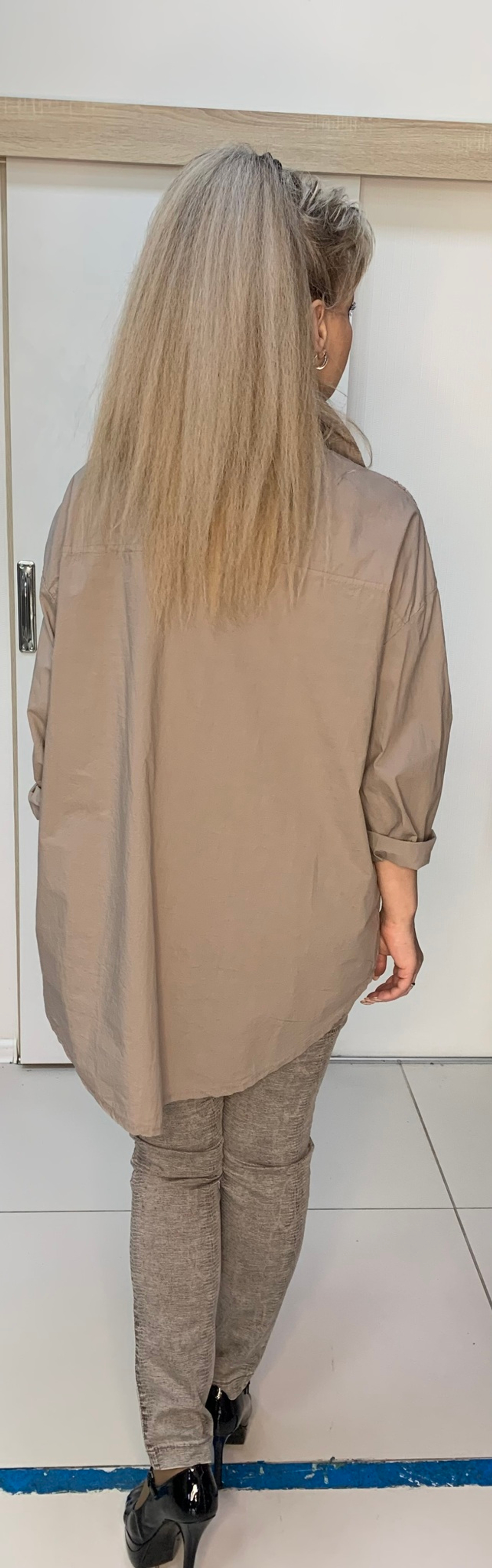 Удлиненная рубашка с кармашками и перфорацией