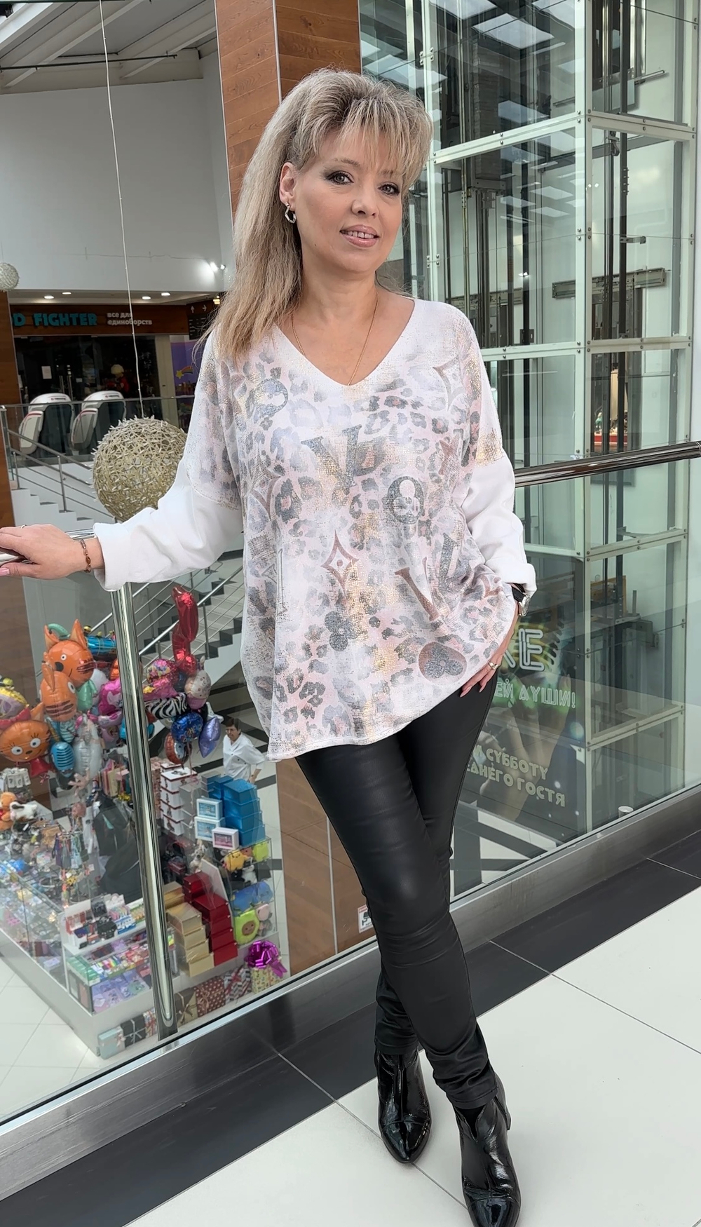 Светлый джемпер-туника с блестящим напылением