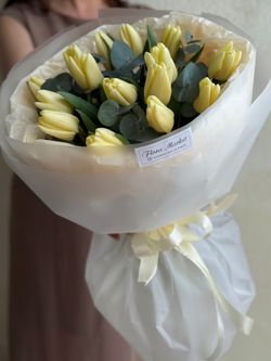 Кремовые тюльпаны и зелень эвкалипта в воздушном оформлении от Флора Маркет