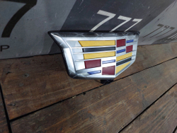 Эмблема передняя Cadillac Escalade 5 20-нв Б/У Оригинал 84570626