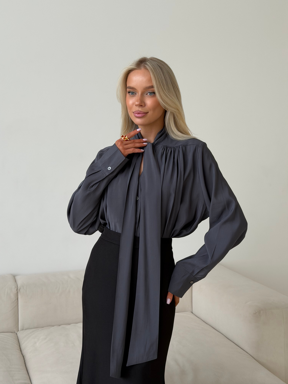 Блуза с бантом серый