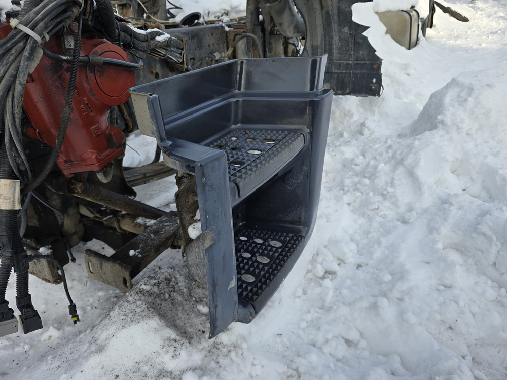 Корпус подножек левый