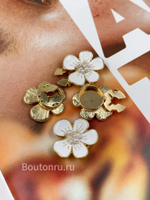 Накладка на пуговицу золотистая с белой эмалью в форме цветка с жемчугом (клипса)