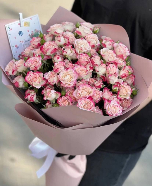 Букет из розово-белых кустовых роз "Lunaria Rose"