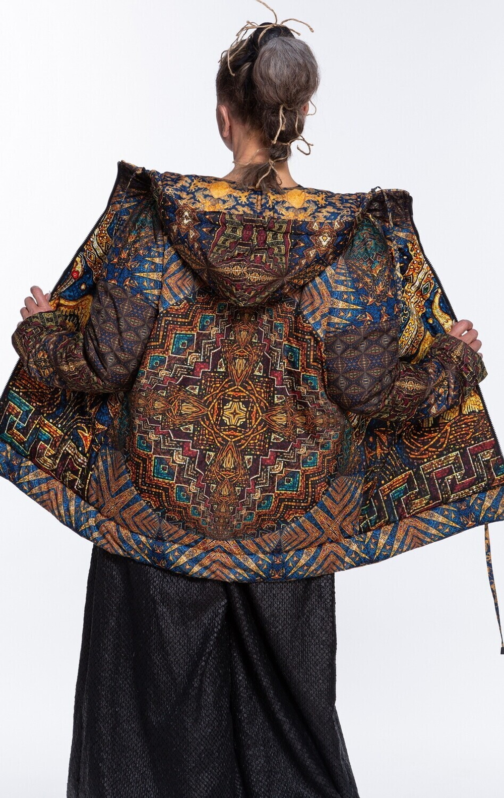 Двусторонняя куртка «Легенда», по мотивам фрагмента мозаики "Пеликан" в Ахенском соборе и рисунков китайского дракона.