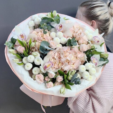 Авторский букет с розовыми гортензиями