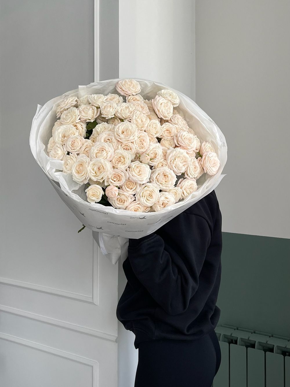 Гранд букет из кустовой пионовидной розы Бомбастик