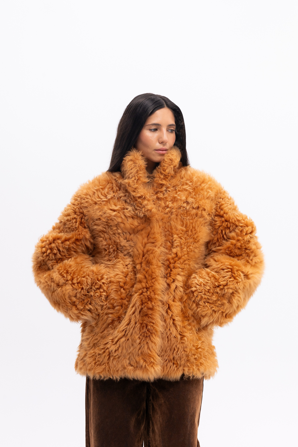 Бежевая шуба с воротником