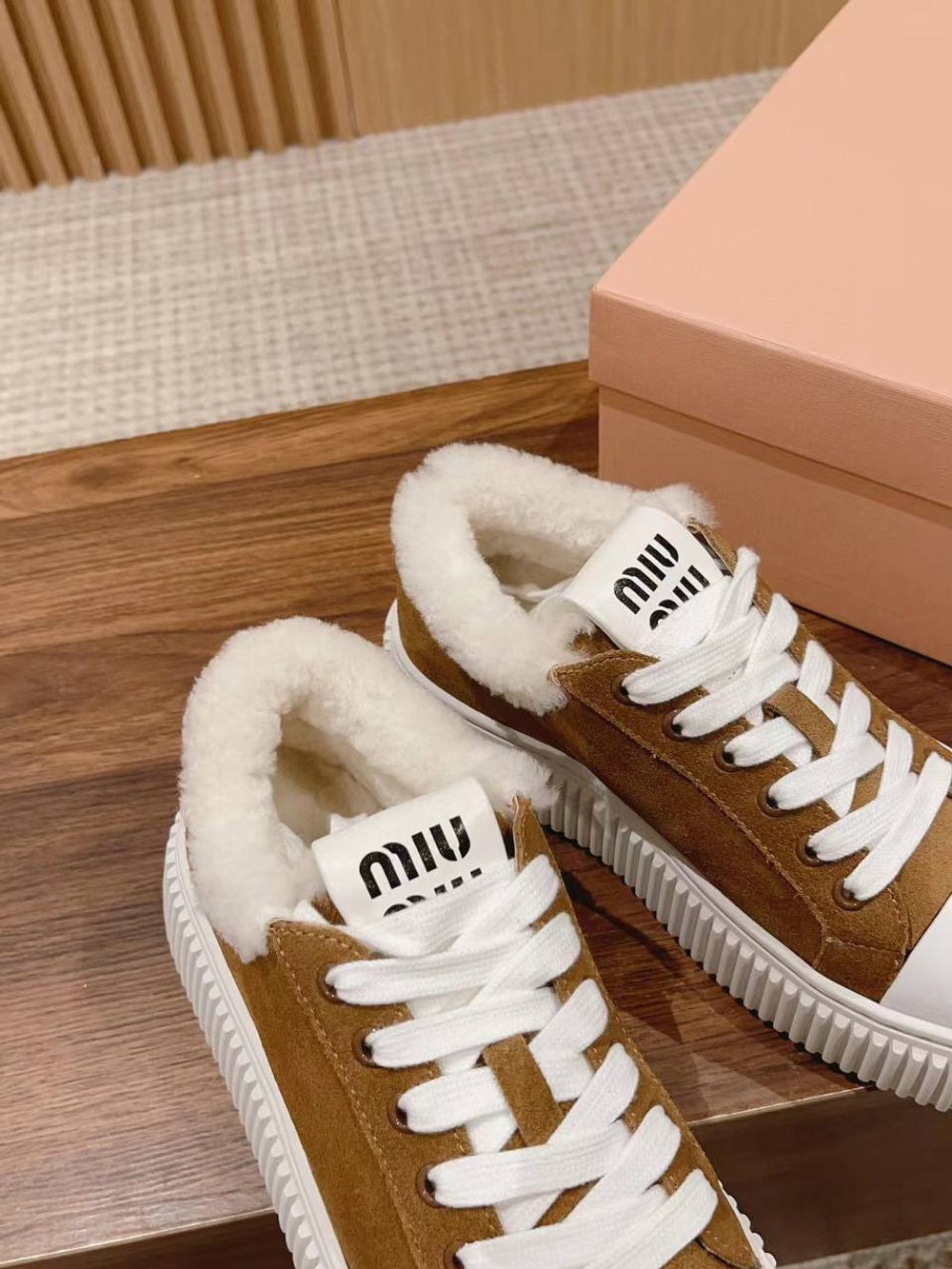 Женские кроссовки Miu Miu в коричневом цвете с мехом