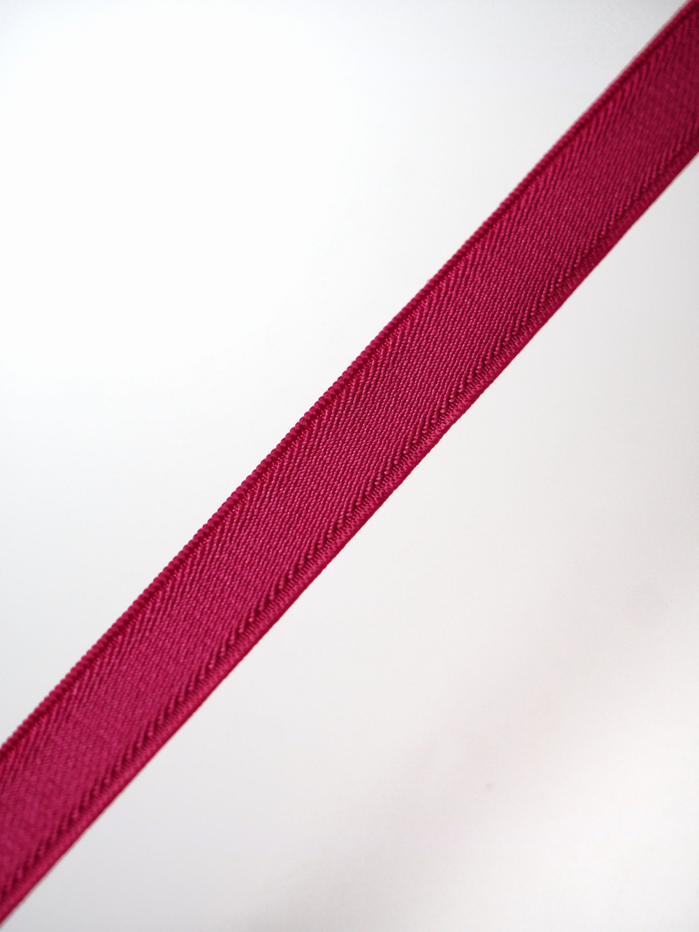 Резинка бретелечная малиновая фуксия глянцевая ширина 10 мм