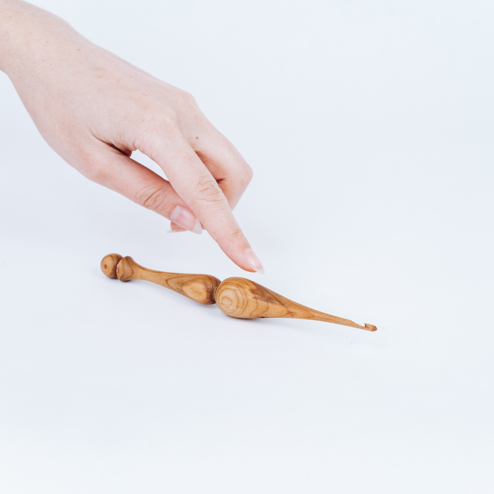 Деревянный крючок для вязания из сибирского кедра 10 мм. K191