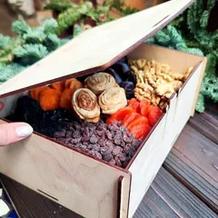 Подарок-бокс из сухофруктов и орехов «Вкусная польза»