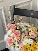 Цветочная композиция в корзине из роз, диантусов, эустомы и хризантемы
