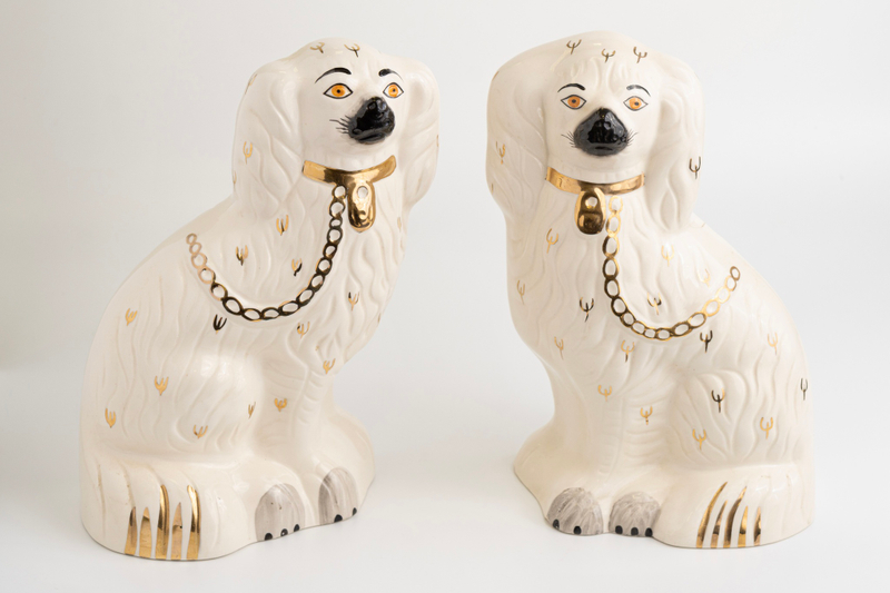 Пара керамических каминных собак с цепями и ошейниками
