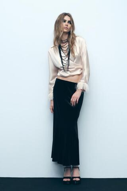 ZARA УКОРОЧЕННЫЙ АТЛАСНЫЙ ТОП С ПЕРЬЯМИ, ТЕЛЕСНО-РОЗОВЫЙ