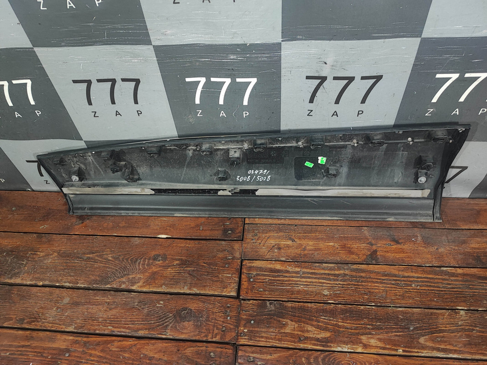 Накладка двери передней правой Peugeot 3008 2 16-нв Б/У Оригинал 9811404077