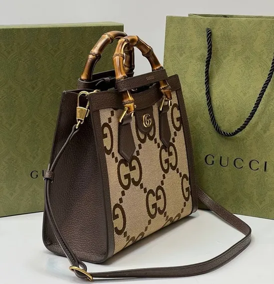 Маленькая сумка-тоут Gucci Diana Jumbo Gg