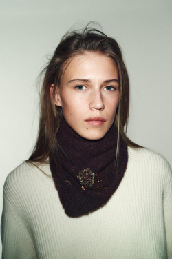 ZARA ТРИКОТАЖНАЯ БАНДАНА С ЦВЕТОЧНЫМ УЗОРОМ И БУСИНАМИ, КОРИЧНЕВЫЙ