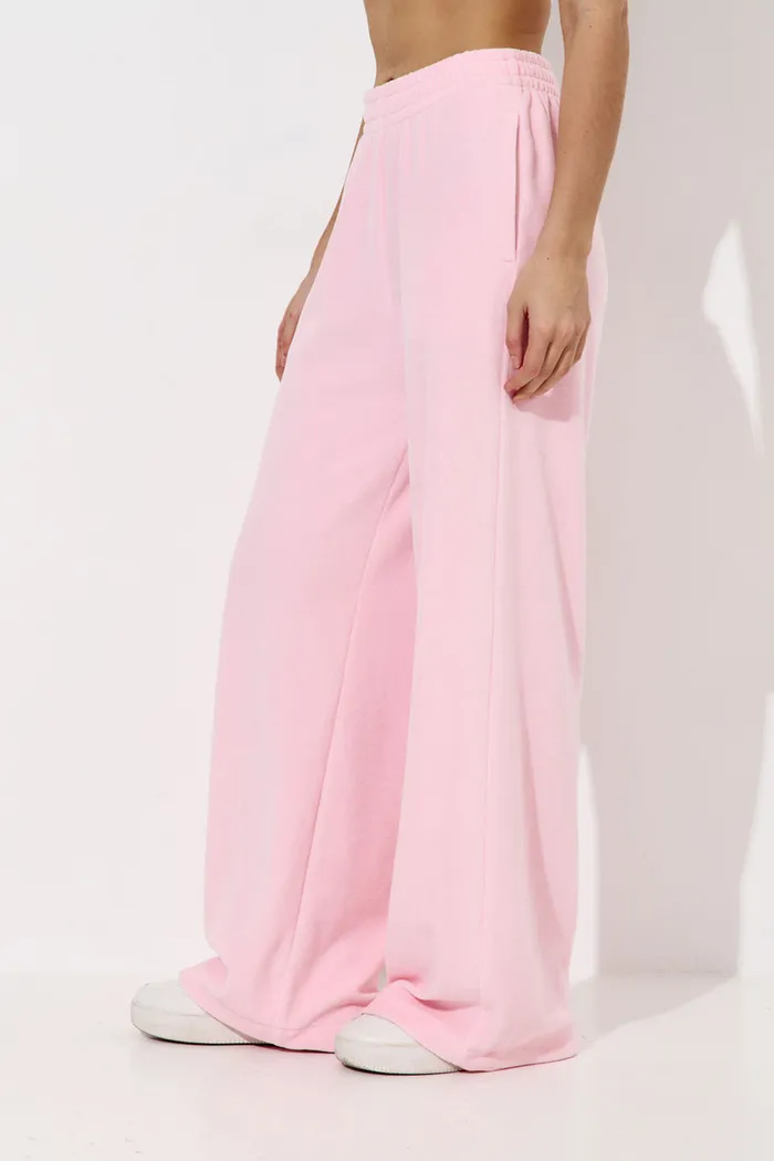 Широкие брюки на резинке из велюровой ткани розового цвета