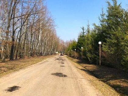 Начался ямочный ремонт подъездной дороги асфальтовой крошкой