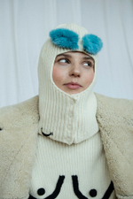 Молочная балаклава с голубыми бровями из меха норки