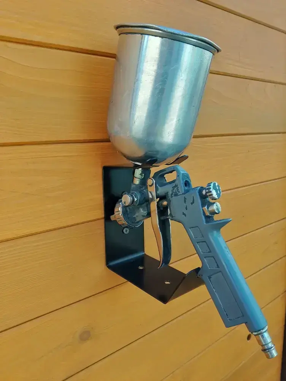 Металлический настенный держатель для краскопульта