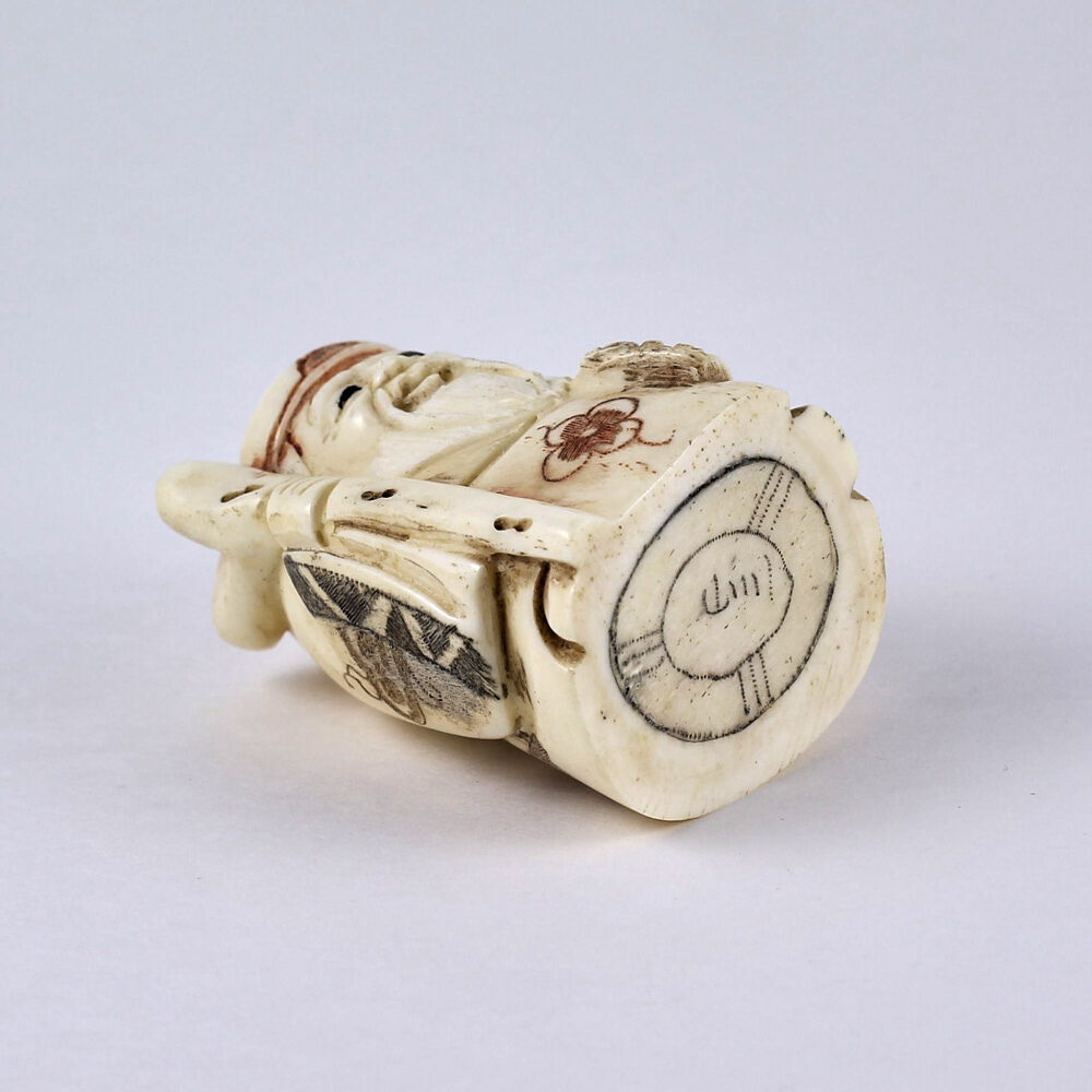 Нэцкэ Дзюродзин с посохом и веером