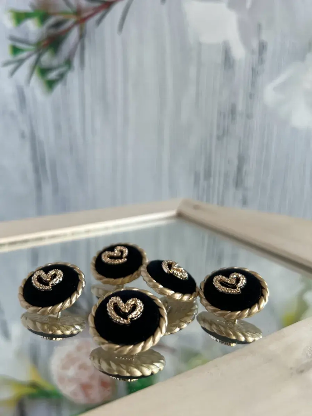 Декоративные металлические пуговицы на ножке