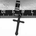 Серьга кольцо (1шт) "Чёрный крест" для пирсинга уха. Медицинская сталь, титановое покрытие.