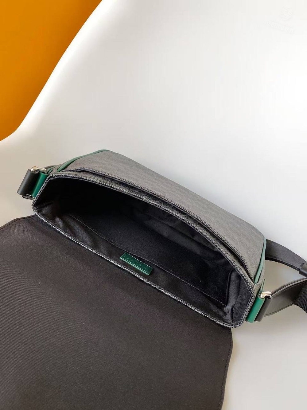 Сумка через плечо Louis Vuitton District