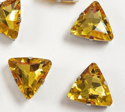 Стразы пришивные стекло в оправе "Треугольник", р. 18 мм, золотой