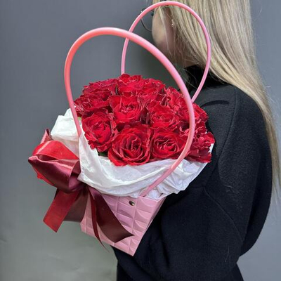 15 красных роз в сумочке "Каприз" (Розы красные)