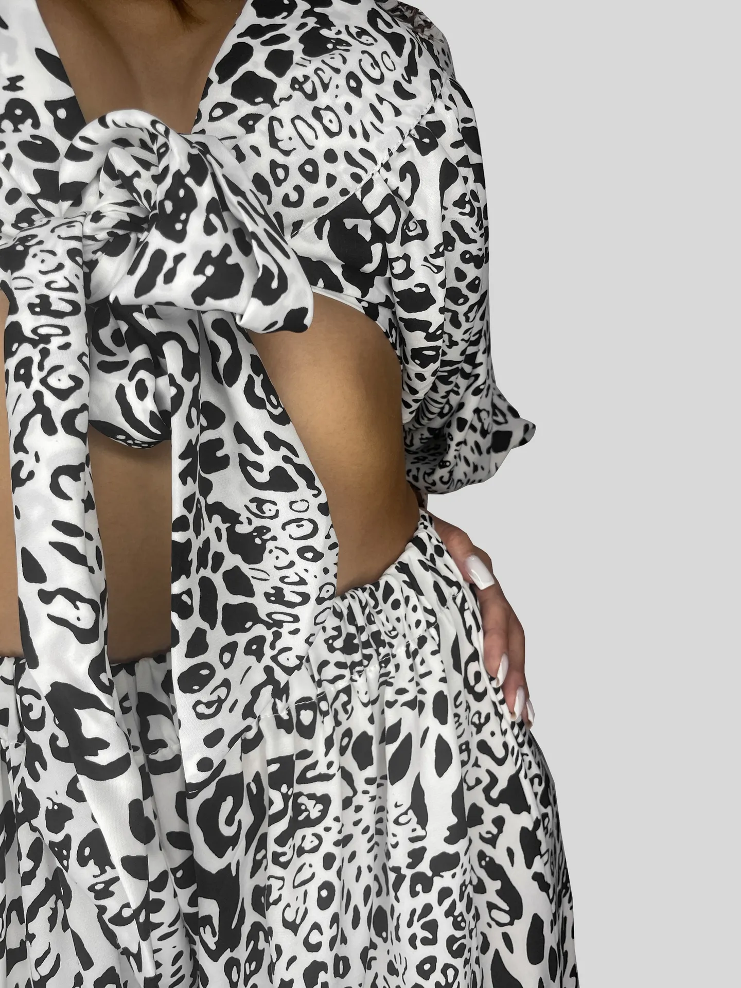 Костюм Kasiet из укороченной рубашки с завязками и широких штанов на резинке с разрезами леопардовый принт недорого